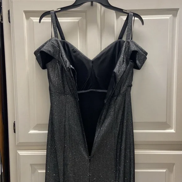 Gorgeous R&M RICHARDS evening gown, size 8. Worn once, in like-new condition. - Picture 6 of 13